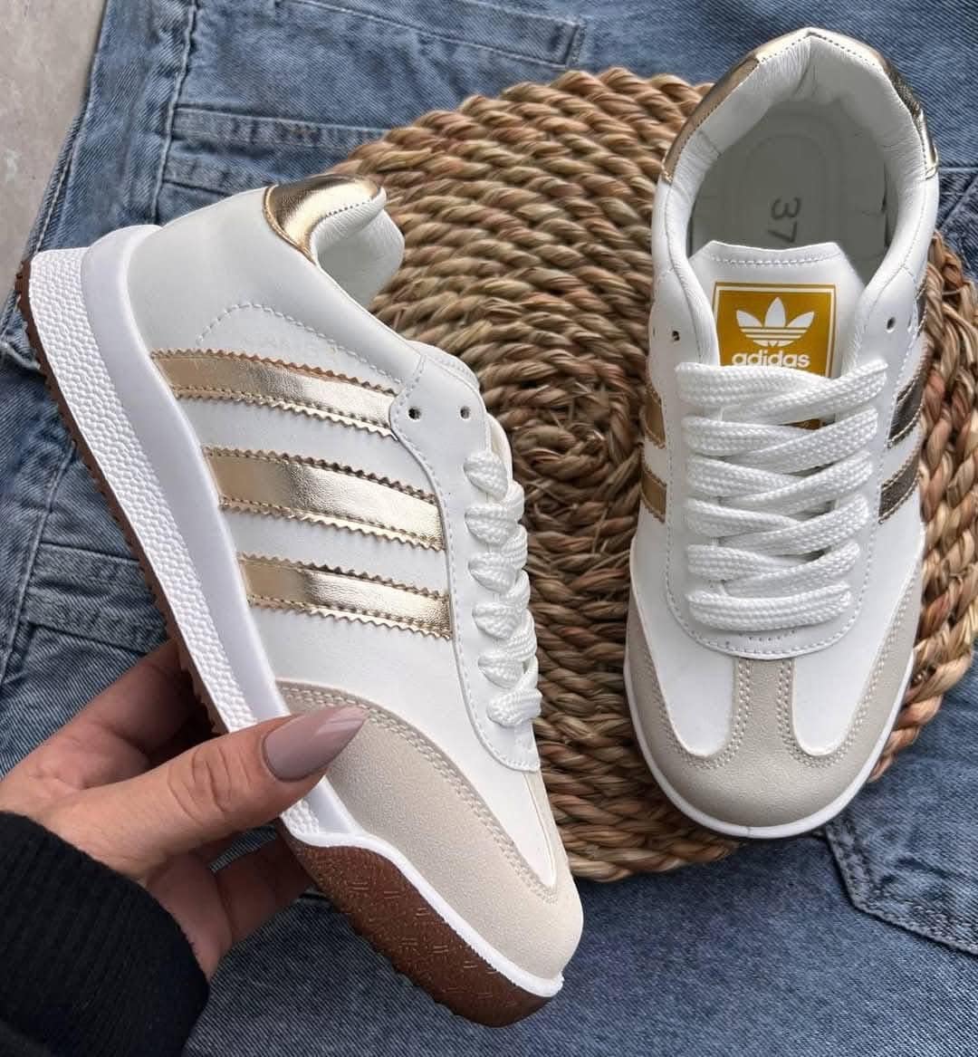 Retro Runner Sneakers - Gold